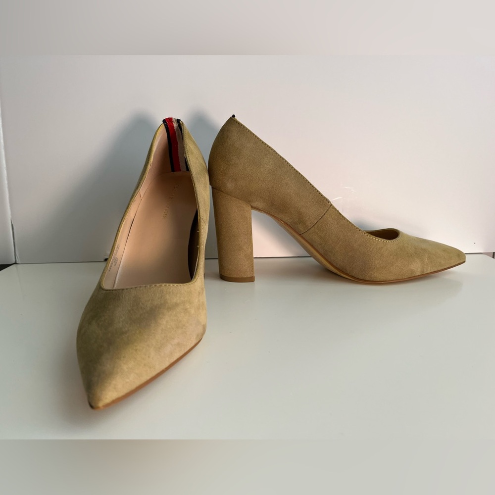 Tommy Hilfiger suede pumps sz 8.5 green/yellow color new
